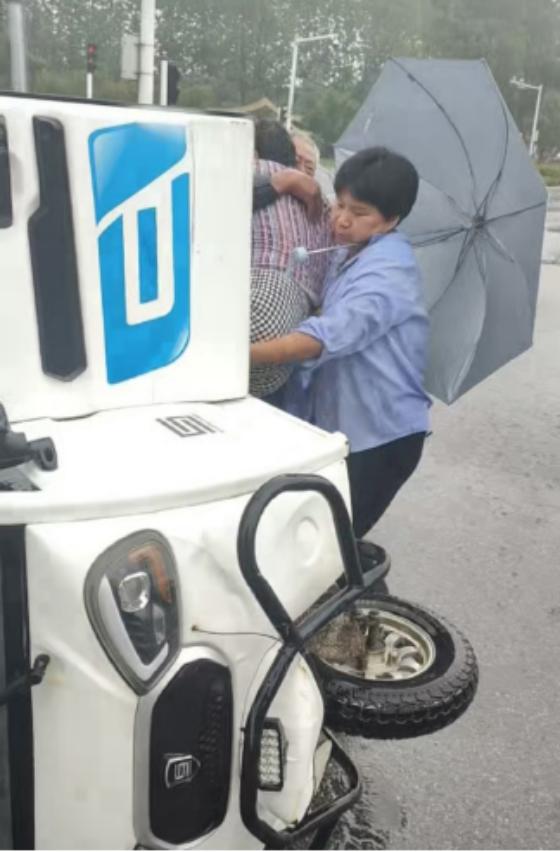 山东炒股配资开户 三轮车侧翻两老人被困 公交司机联手乘客热心救人